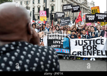 Londres, Royaume-Uni. 01 juillet, 2017. Londres, ANGLETERRE - 01 juillet pour les manifestants Tour Grenfell rejoint le 'pas un jour de plus" dans Parlement square. Des milliers de manifestants s'est joint à la manifestation anti-conservateur à BBC Broadcasting House et ont marché jusqu'à la place du Parlement. Les manifestants ont été appelant à mettre fin au gouvernement conservateur et les politiques d'austérité Crédit : onebluelight.com/Alamy onebluelight.com/Alamy Crédit : Nouvelles en direct Live News Banque D'Images