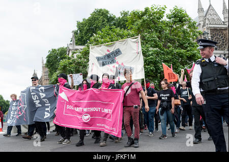 Londres, Royaume-Uni. 01 juillet, 2017. Londres, ANGLETERRE - 01 juillet 'Weareplanc se joindre à l'id du groupe 'pas un jour de plus" à la place du Parlement. Des milliers de manifestants s'est joint à la manifestation anti-conservateur à BBC Broadcasting House et ont marché jusqu'à la place du Parlement. Les manifestants ont été appelant à mettre fin au gouvernement conservateur et les politiques d'austérité Crédit : onebluelight.com/Alamy onebluelight.com/Alamy Crédit : Nouvelles en direct Live News Banque D'Images