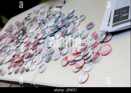 Londres, Royaume-Uni. 01 juillet, 2017. Londres, ANGLETERRE - 01 juillet sur les axes de l'équipe corbyn table. Des milliers de manifestants s'est joint à la manifestation anti-conservateur à BBC Broadcasting House et ont marché jusqu'à la place du Parlement. Les manifestants ont été appelant à mettre fin au gouvernement conservateur et les politiques d'austérité Crédit : onebluelight.com/Alamy onebluelight.com/Alamy Crédit : Nouvelles en direct Live News Banque D'Images