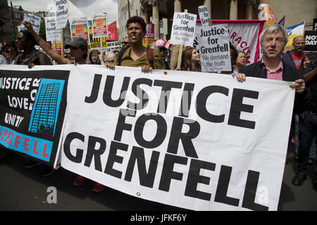 Londres, Royaume-Uni. 01 juillet, 2017. La justice pour les peuples autochtones à la bannière de Grenfell, Assemblée générale manifestation nationale contre l'austérité - Theresa Mai et pas un jour de plus - conservateurs, le samedi 1er juillet à Londres, Royaume-Uni. Des dizaines de milliers de personnes se sont réunies pour protester dans une manifestation dans la capitale pour protester contre le parti conservateur. À la suite de la récente élection générale où le Parti travailliste a obtenu des sièges, tandis que le parti conservateur a perdu la majorité, l'ambiance dans le pays a été l'un où un mouvement anti-austérité s'accroît à mesure que les gens deviennent fatigués avec régime conservateur. Credit : M Banque D'Images