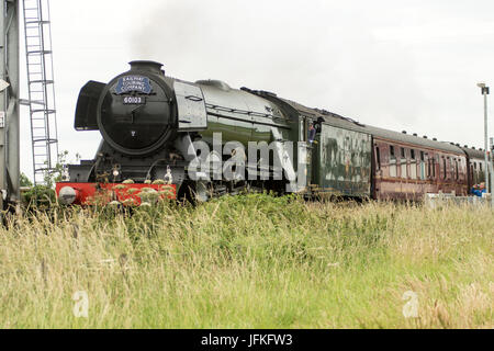 Lancham Junction 1er juillet 2017 d'Oakham : terne de commencer la journée pour The Flying Scotsman Londres à New York, spectors bordent la route près du signal en bois fort Lancham Junction. Credit : Clifford Norton/Alamy Live News Banque D'Images