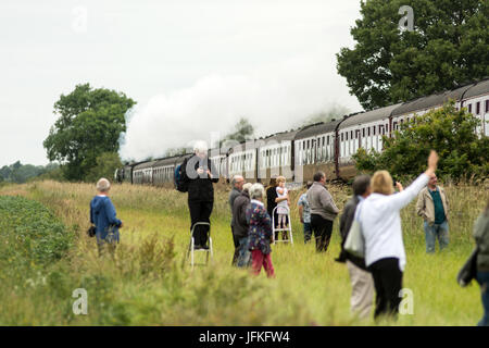 Lancham Junction 1er juillet 2017 d'Oakham : terne de commencer la journée pour The Flying Scotsman Londres à New York, spectors bordent la route près du signal en bois fort Lancham Junction. Credit : Clifford Norton/Alamy Live News Banque D'Images