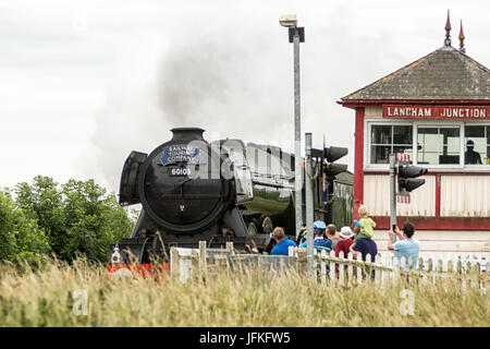 Lancham Junction 1er juillet 2017 d'Oakham : terne de commencer la journée pour The Flying Scotsman Londres à New York, spectors bordent la route près du signal en bois fort Lancham Junction. Credit : Clifford Norton/Alamy Live News Banque D'Images