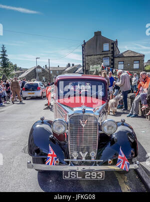 Meltham, Huddersfield, Angleterre. Le 1er juillet. Vauxhaal Vintage voiture à Meltham week-end en temps de guerre. Credit : CARL DICKINSON/Alamy Live News Banque D'Images