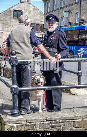 Meltham, Huddersfield, Angleterre. Le 1er juillet. Costume de pompier à Meltham week-end en temps de guerre. Credit : CARL DICKINSON/Alamy Live News Banque D'Images