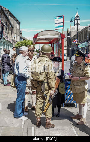 Meltham, Huddersfield, Angleterre. Le 1er juillet. Les habitants habillés comme des militaires à Meltham week-end de guerre. Credit : CARL DICKINSON/Alamy Live News Banque D'Images