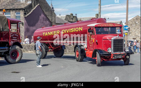 Meltham, Huddersfield, Angleterre. Le 1er juillet. Vintage Tanker à Meltham week-end en temps de guerre. Credit : CARL DICKINSON/Alamy Live News Banque D'Images