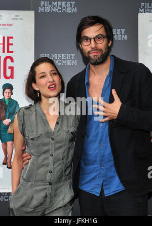 Munich, Allemagne. 28 Juin, 2017. Les acteurs Marie Leuenberger et Max Simonischek (R) arrivent pour la première allemande du film 'Die göttliche Ordnung" au festival du film de Munich à l'Sendlnger Tor à Munich, Allemagne, 28 juin 2017. La comédie film sera dans les cinémas à partir du 3 août 2017. Photo : Ursula Düren/dpa/Alamy Live News Banque D'Images