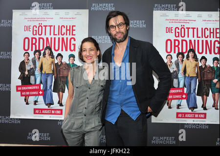 Munich, Allemagne. 28 Juin, 2017. Les acteurs Marie Leuenberger et Max Simonischek (R) arrivent pour la première allemande du film 'Die göttliche Ordnung" au festival du film de Munich à l'Sendlnger Tor à Munich, Allemagne, 28 juin 2017. La comédie film sera dans les cinémas à partir du 3 août 2017. Photo : Ursula Düren/dpa/Alamy Live News Banque D'Images