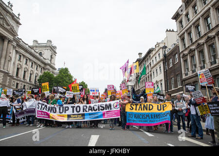 Londres, Royaume-Uni. 1er juillet 2017. Résister à des militants de racisme parmi des milliers de personnes de différents groupes de campagnes et les syndicats sur les sentiers de l'Londres sur le Pas un jour de plus manifestation nationale organisée par l'Assemblée du peuple contre l'austérité, en signe de protestation contre la poursuite de l'austérité, les coupes et la privatisation et d'appeler à un service de santé bien financé, système d'éducation et de logement. Une minute de silence a également été organisé pour les victimes de l'incendie à la Tour de Grenfell. Credit : Mark Kerrison/Alamy Live News Banque D'Images