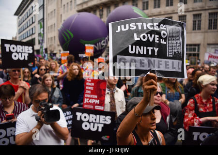 Londres, Royaume-Uni. 1er juillet 2017. Un manifestant est titulaire d'une "Justice pour Grenfell' au cours de l'inscription Pas un jour de plus manifestation contre le gouvernement conservateur. Des milliers de manifestants ont défilé à partir de la rue Regent à la place du Parlement, avec des interventions de Diane Abbott, John McDonnell et Jeremy Corbyn. Credit : Jacob/Sacks-Jones Alamy Live News. Banque D'Images