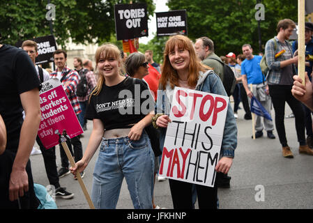 Londres, Royaume-Uni. 1er juillet 2017. Manifestants devant Downing Street, au cours de la 'pas un jour de plus" manifestation contre le gouvernement conservateur. Des milliers de manifestants ont défilé à partir de la rue Regent à la place du Parlement, avec Diane Abbott, John McDonnell et Jeremy Corbyn donnant interventions. Credit : Jacob/Sacks-Jones Alamy Live News. Banque D'Images