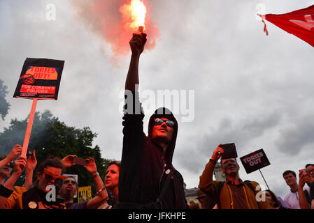 Londres, Royaume-Uni. 1er juillet 2017. Un manifestant allume une torche à la place du Parlement au 'pas un jour de plus" mars contre le gouvernement conservateur. Des milliers de manifestants ont défilé à partir de la rue Regent à la place du Parlement, avec des interventions de Diane Abbott, John McDonnell et Jeremy Corbyn. Credit : Jacob/Sacks-Jones Alamy Live News. Banque D'Images