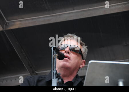 Suggs/Graham McPherson, chanteur, groupe pop de folie parle au manifestants anti-austérité, à John McDonnell Anti-Tory Mars à Londres. Banque D'Images