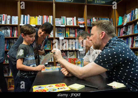 Aylesbury, Royaume-Uni, 1 juillet 2017. Waterstones, comédien et romancier Julian Clary et illustrateur David Roberts de signer des copies de leur livre pour enfants Les caractères gras. Crédit : Steve Bell/Alamy Live News Banque D'Images