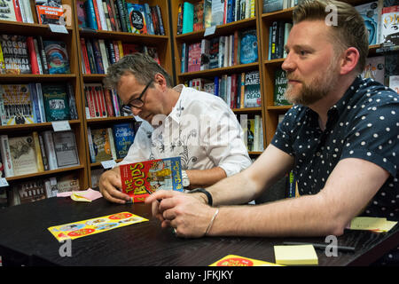 Aylesbury, Royaume-Uni, 1 juillet 2017. Waterstones, comédien et romancier Julian Clary et illustrateur David Roberts de signer des copies de leur livre pour enfants Les caractères gras. Crédit : Steve Bell/Alamy Live News Banque D'Images