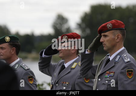 Speyer, Allemagne. 1er juillet 2017. Deux soldats saluer le cercueil de l'Helmuct Kohl.Le cercueil de l'ancien chancelier allemand Helmut Kohl est arrivé à Speyer à bord du navire MS de Mayence. Le navire transporte le cercueil de Kohl's hometown de Ludwigshafen à la ville voisine de Speyer où il sera enterré après la messe. Banque D'Images