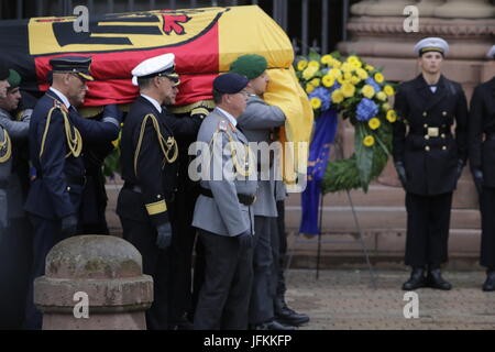 Speyer, Allemagne. 1er juillet 2017. Le cercueil de Helmut Kohl, recouvert d'un drapeau allemand s'effectue sur la place de la cathédrale. Une messe de funérailles pour l'ex-chancelier allemand Helmut Kohl a eu lieu dans la cathédrale de Speyer. Il a été suivi par plus de 1000 invités et plusieurs milliers de personnes ont suivi la messe à l'extérieur de la cathédrale. Banque D'Images