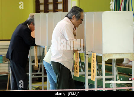 Tokyo, Japon. 2 juillet, 2017. Les électeurs de remplir les bulletins de vote pour l'élection de l'assemblée métropolitaine de Tokyo sur le stand d'un bureau de vote à Tokyo le dimanche, Juillet 2, 2017. Credit : Yoshio Tsunoda/AFLO/Alamy Live News Banque D'Images