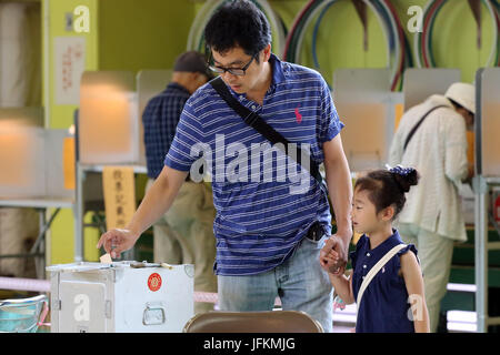 Tokyo, Japon. 2 juillet, 2017. Un électeur dépose son bulletin de vote dans la boîte pour l'élection de l'assemblée métropolitaine de Tokyo à un bureau de scrutin à Tokyo le dimanche, Juillet 2, 2017. Credit : Yoshio Tsunoda/AFLO/Alamy Live News Banque D'Images