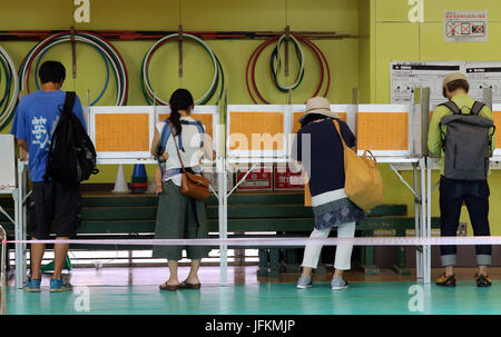 Tokyo, Japon. 2 juillet, 2017. Les électeurs de remplir les bulletins de vote pour l'élection de l'assemblée métropolitaine de Tokyo sur le stand d'un bureau de vote à Tokyo le dimanche, Juillet 2, 2017. Credit : Yoshio Tsunoda/AFLO/Alamy Live News Banque D'Images