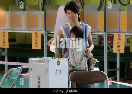 Tokyo, Japon. 2 juillet, 2017. Un électeur dépose son bulletin de vote dans la boîte pour l'élection de l'assemblée métropolitaine de Tokyo à un bureau de scrutin à Tokyo le dimanche, Juillet 2, 2017. Credit : Yoshio Tsunoda/AFLO/Alamy Live News Banque D'Images