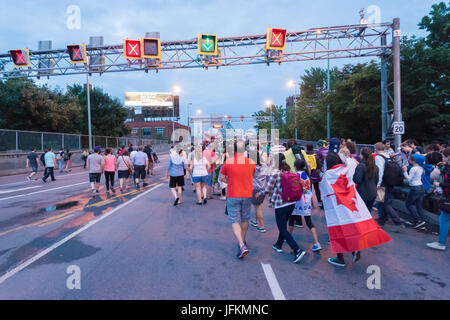 Montréal, Canada. 01 juillet, 2017. Les gens vont du pont Jacques Cartier, pour regarder les feux d'artifice et de célébrer la fête du Canada Crédit : Marc Bruxelles/Alamy Live News Banque D'Images