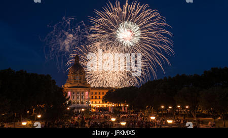 Edmonton, Alberta, Canada, 1er juillet, 2017. D'artifice au-dessus des motifs législative de l'Alberta au cours de Canada 150 célébration. Crédit : Jon Reaves/Alamy Live News Banque D'Images