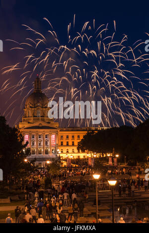 Edmonton, Alberta, Canada, 1er juillet, 2017. D'artifice au-dessus des motifs législative de l'Alberta au cours de Canada 150 célébration. Crédit : Jon Reaves/Alamy Live News Banque D'Images