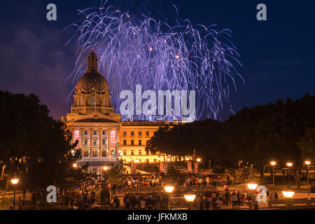 Edmonton, Alberta, Canada, 1er juillet, 2017. D'artifice au-dessus des motifs législative de l'Alberta au cours de Canada 150 célébration. Crédit : Jon Reaves/Alamy Live News Banque D'Images