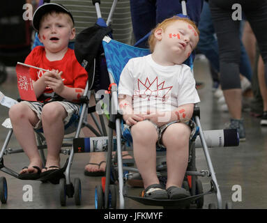 Vancouver, Canada. 1er juillet 2017. Un enfant prend une sieste avec autocollants patriotiques sur son corps au cours de la célébration de la fête du Canada à Canada Place à Vancouver, Canada, 1 juillet, 2017. Les gens se sont réunis à la Place du Canada dans le centre-ville de Vancouver pour célébrer le 150e anniversaire du Canada, le samedi. Credit : Liang sen/Xinhua/Alamy Live News Banque D'Images