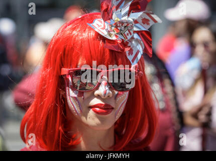 Vancouver, Canada. 1er juillet 2017. Une dame met sur certaines décorations patriotiques au cours de la célébration de la fête du Canada à Canada Place à Vancouver, Canada, 1 juillet, 2017. Les gens se sont réunis à la Place du Canada dans le centre-ville de Vancouver pour célébrer le 150e anniversaire du Canada, le samedi. Credit : Liang sen/Xinhua/Alamy Live News Banque D'Images