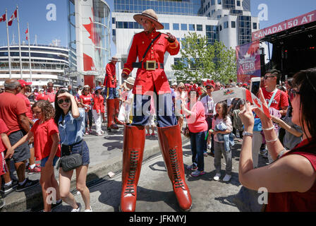 Vancouver, Canada. 1er juillet 2017. L'artiste interprète ou exécutant en costume de la Gendarmerie royale du Canada effectue à l'extérieur du Canada au cours de la célébration de la fête du Canada à Vancouver, Canada, 1 juillet, 2017. Les gens se sont réunis à la Place du Canada dans le centre-ville de Vancouver pour célébrer le 150e anniversaire du Canada, le samedi. Credit : Liang sen/Xinhua/Alamy Live News Banque D'Images