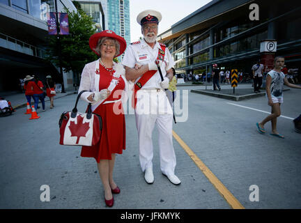 Vancouver, Canada. 1er juillet 2017. Un couple porter des tenues pendant la patriotique de la fête du Canada à Canada Place à Vancouver, Canada, 1 juillet, 2017. Les gens se sont réunis à la Place du Canada dans le centre-ville de Vancouver pour célébrer le 150e anniversaire du Canada, le samedi. Credit : Liang sen/Xinhua/Alamy Live News Banque D'Images