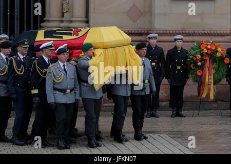 Le cercueil de Helmut Kohl, recouvert d'un drapeau allemand s'effectue sur la place de la cathédrale. la messe pour l'ex-chancelier allemand Helmut Kohl a eu lieu dans la cathédrale de Speyer. Il a été suivi par plus de 1000 invités et plusieurs milliers de personnes ont suivi la messe à l'extérieur de la cathédrale. photo : Cronos/michael debets Banque D'Images