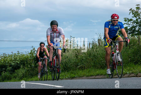 Byres Hill, East Lothian, Ecosse, Royaume-Uni, 2 juillet 2017. Événement cycliste à Édimbourg Ironman 70.3 à Byres Hill, East Lothian, Scotland, UK. Les cyclistes du vélo en montée après avoir terminé la partie natation du triathlon Banque D'Images