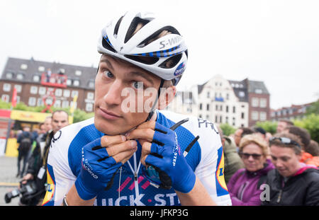 Dusseldorf, Allemagne. 07 juillet, 2017. Le cycliste allemand Marcel Kittel à partir de l'équipe Quick-Step parquet met sur son casque avant de l'étirer, Dusseldorf-Luttich la 2ème étape du Tour de France, une partie de l'UCI World Tour, 02 juillet 2017. Photo : Bernd Thissen/dpa/Alamy Live News Banque D'Images