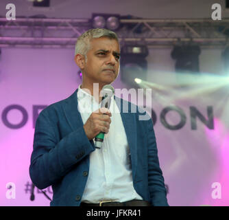 Londres, Royaume-Uni. 2 juillet, 2017. Le maire de Londres Sadiq Khan avec Yusuf Islam ,mieux connaître sous le nom de Cat Stevens et champion Masterchef Saliha Mahmoud-Ahmed sur la scène à Trafalgar square accueillant les milliers qui viennent et profiter de la fête Eid Crédit : Paul Quezada-Neiman/Alamy Live News Banque D'Images