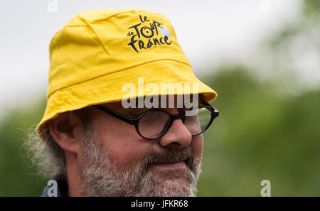 Korschenbroich Allemagne. 07 juillet, 2017. Un ventilateur portant une Tour de France hat sur le trottoir et l'attente pour l'arrivée du peloton à Korschenbroich, en Allemagne, au cours de l'Dusseldorf-Luttich s'étirer, la 2ème étape du Tour de France, une partie de l'UCI World Tour, 02 juillet 2017. Photo : Guido Kirchner/dpa/Alamy Live News Banque D'Images