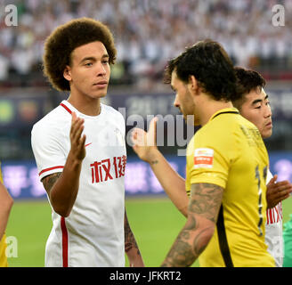 Tianjin. 2 juillet, 2017. Axel Witsel belge (L) de Shanghai Quanjian Brésilien Ricardo Goulart accueille FC Pereira de Guangzhou Evergrande avant leur 15ème tour match à la chinoise 2017 Super League (CSL) de Tianjin en Chine du nord, le 2 juillet 2017. Credit : Yue Yuewei/Xinhua/Alamy Live News Banque D'Images