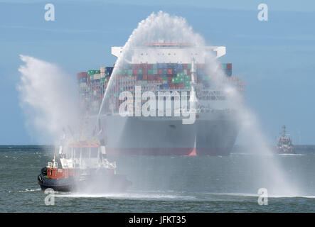 Wilhelmshaven, Allemagne. 07 juillet, 2017. Le nouveau porte-conteneurs OOCL 'Hong Kong' voiles pour la première fois dans l'JadeWeserPort à Wilhelmshaven, Allemagne, 02 juillet 2017. Le plus grand porte-conteneurs - avec une longueur d'environ 400 mètres et une largeur de 59 mètres - appartient à l'association "ligne d'expédition Ocean Alliance', les navires de qui visite chaque semaine certains ports en eau profonde allemand depuis mai. Photo : Ingo Wagner/dpa/Alamy Live News Banque D'Images