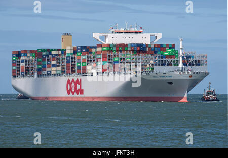 Wilhelmshaven, Allemagne. 07 juillet, 2017. Le nouveau porte-conteneurs OOCL 'Hong Kong' voiles pour la première fois dans l'JadeWeserPort à Wilhelmshaven, Allemagne, 02 juillet 2017. Le plus grand porte-conteneurs - avec une longueur d'environ 400 mètres et une largeur de 59 mètres - appartient à l'association "ligne d'expédition Ocean Alliance', les navires de qui visite chaque semaine certains ports en eau profonde allemand depuis mai. Photo : Ingo Wagner/dpa/Alamy Live News Banque D'Images