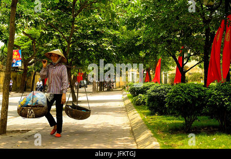 Les résidents, les vendeurs de rue et commerçants vaquaient à leurs activités quotidiennes dans le vieux quartier de Hanoi, Vietnam Banque D'Images