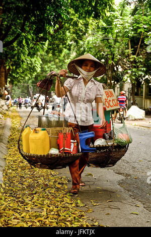 Les résidents, les vendeurs de rue et commerçants vaquaient à leurs activités quotidiennes dans le vieux quartier de Hanoi, Vietnam Banque D'Images