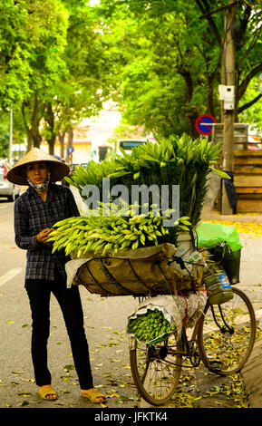 Les résidents, les vendeurs de rue et commerçants vaquaient à leurs activités quotidiennes dans le vieux quartier de Hanoi, Vietnam Banque D'Images