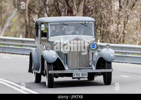 Vintage 1932 Rolls Royce 20/25 Sedan la conduite sur des routes de campagne près de la ville de Birdwood, Australie du Sud. Banque D'Images