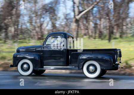 Vintage 1949 utilitaire Ford F1 la conduite sur des routes de campagne près de la ville de Birdwood, Australie du Sud. Banque D'Images