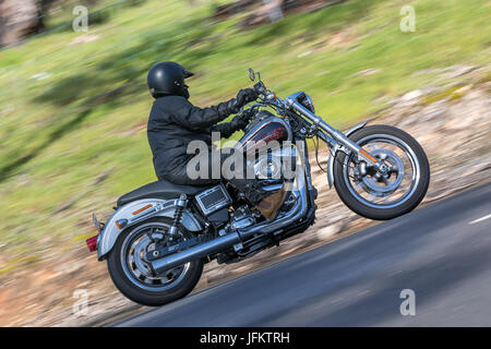 Vintage moto Harley Davidson sur les routes de campagne près de la ville de Birdwood, Australie du Sud. Banque D'Images