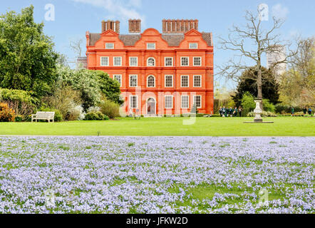 Belle journée à l'Orangerie Kew Gardens avec des fleurs en face Banque D'Images