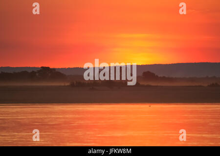 Magnifique coucher de soleil sur la rivière Tsiribihina à Madagascar Banque D'Images